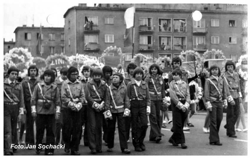 1 maja w Koninie w latach 70-tych. Pochody były wtedy wyjątkowo huczne. Archiwalne zdjęcia [FOTO]