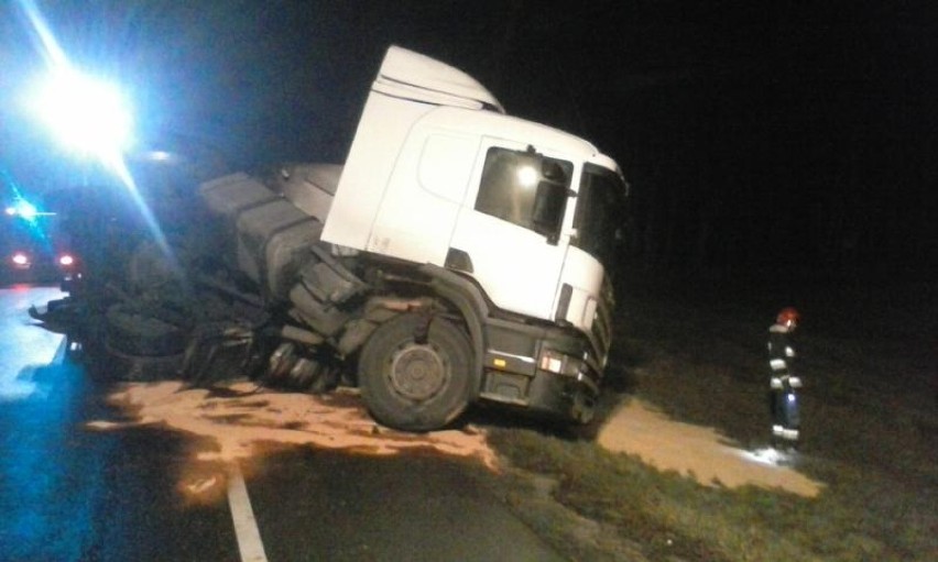 Wypadek w Oleśnicy: Przewróciła się ciężarówka przewożąca...
