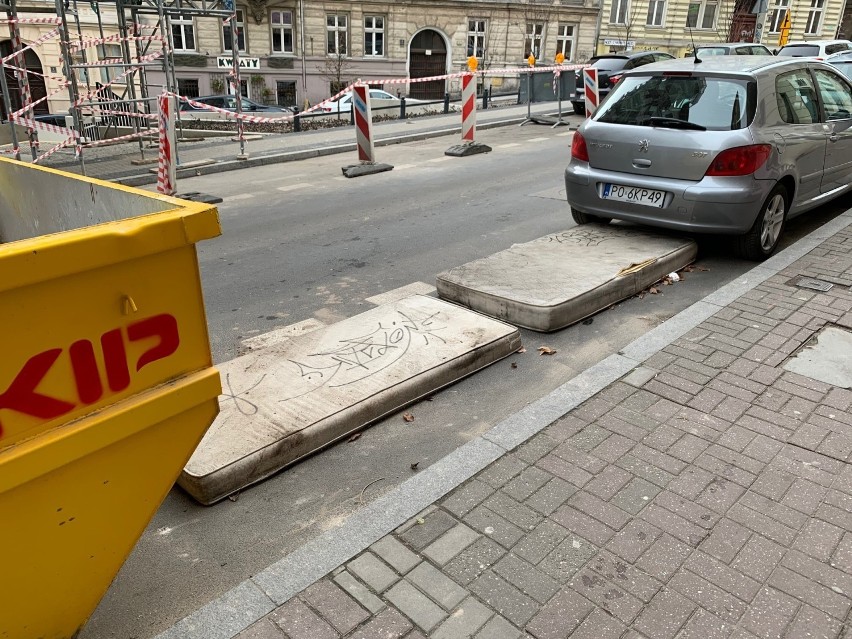 Tak od miesiąca wygląda chodnik przy Szpitalu Dziecięcym...