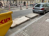 Poznań: Śmieci porzucone przy szpitalu przy ul. Krysiewicza tarasują przejście i miejsca parkingowe. Co na to straż miejska?