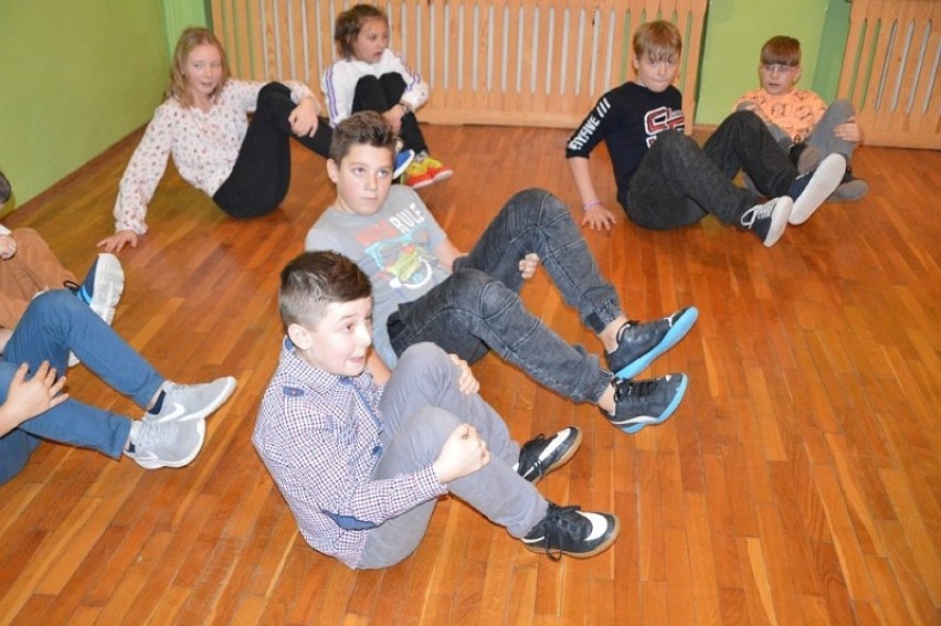 Andrzejkowe wróżby i tańce w szkole w Michowicach [ZDJĘCIA]