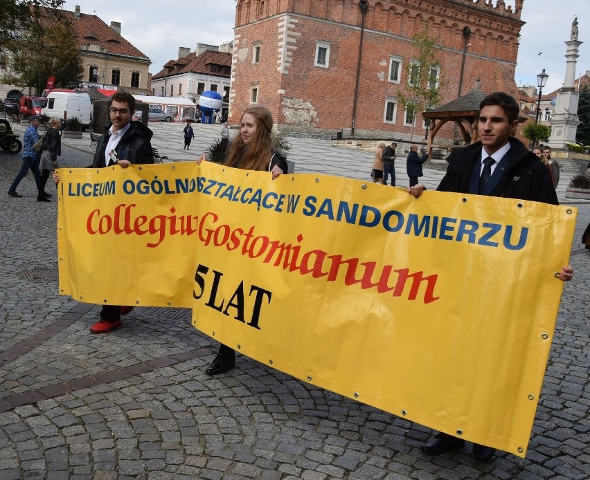 Serdeczne powitania, moc wspomnień - zjazd absolwentów Collegium Gostomianum w Sandomierzu (ZDJĘCIA)