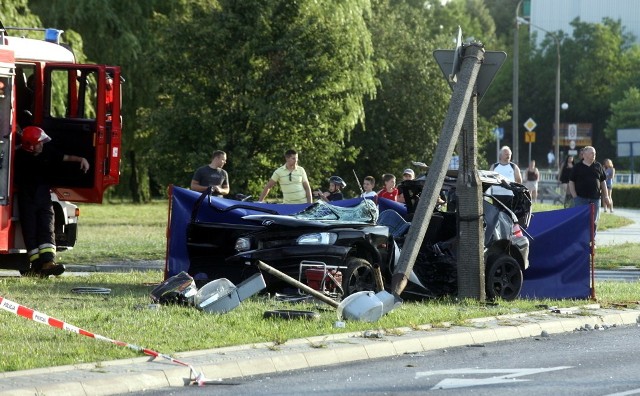  Lublin, al. Smorawińskiego: We wtorek po godz. 18.00 doszło do tragicznego wypadku drogowego, w wyniku którego zginął kierowca oraz pasażerka auta. 

Wypadek na Smorawińskiego: Dwie osoby nie żyją (ZDJĘCIA)