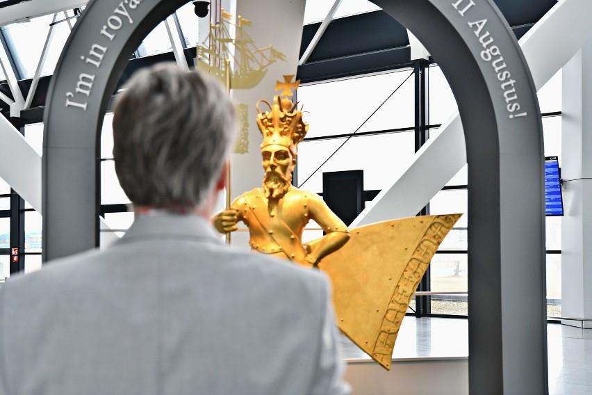 Replika rzeźby Zygmunta II Augusta na lotnisku w Gdańsku