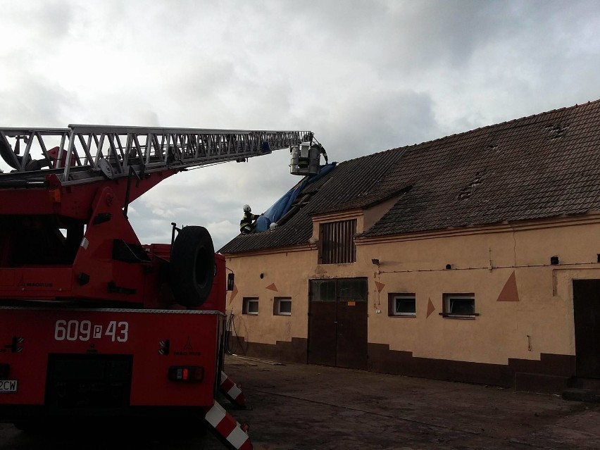 Straż pożarna: wiatr w Nowieczku zerwał dach
