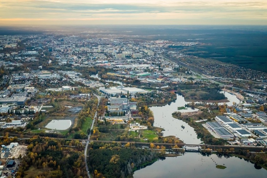 Bydgoszcz leży nad rzeką Brdą. Woda dzieli miasto i...