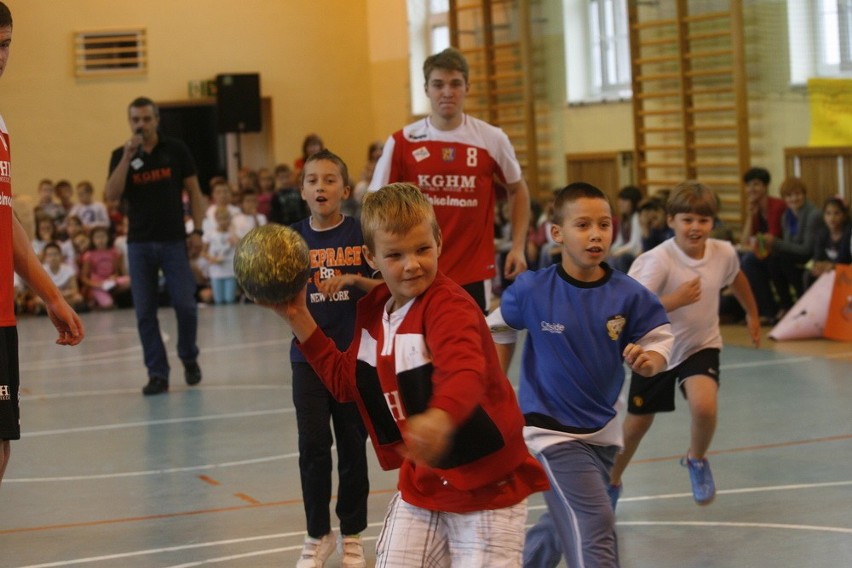 Legnica: Wychowanie fizyczne z piłkarzami w SP nr 10 (ZDJĘCIA)