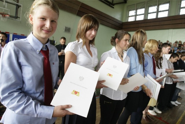 Radni Chełmna podjęli uchwałę, by uczniów gimnazjów nagradzać stypendiami 100 zł za średnią 4,75 , wzorowe lub bardzo dobre zachowanie.