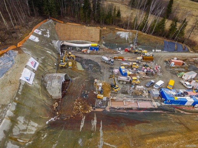 Zdjęcia z placu budowy beskidzkiej drogi ekspresowej S1 wykonane w marcu tego roku. 

Zobacz kolejne zdjęcia. Przesuwaj zdjęcia w prawo - naciśnij strzałkę lub przycisk NASTĘPNE