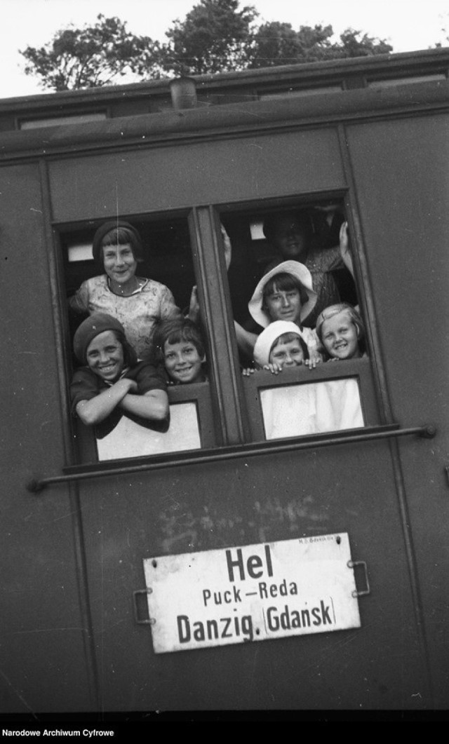 Pociąg na trasie Gdańsk - Hel. Na pierwszym planie dzieci wyglądające z okien pociągu. 1934 r.