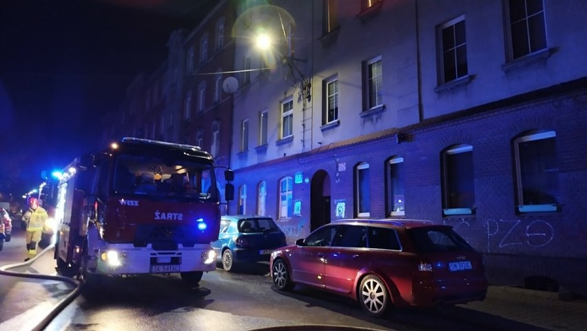 Pożar w Mysłowicach - zobacz ZDJĘCIA. Spłonęło mieszkanie przy ul. Górniczej. Są poszkodowani