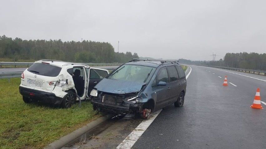 Na śliskiej nawierzchni samochody wpadały na bariery lub na...