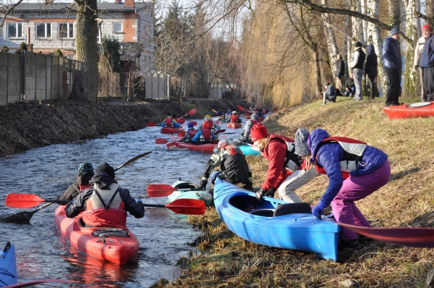 Noworoczny spływ kajakowy w Tomaszowie zorganizował Klub Amber. Morsy zjechały z Gdyni i Lubina