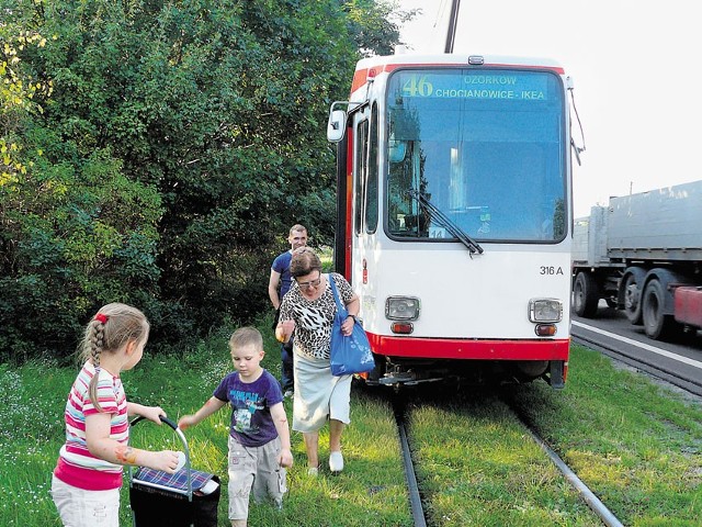 Ci, którzy zostali w wagonie zabijali czas np. czytaniem książek.