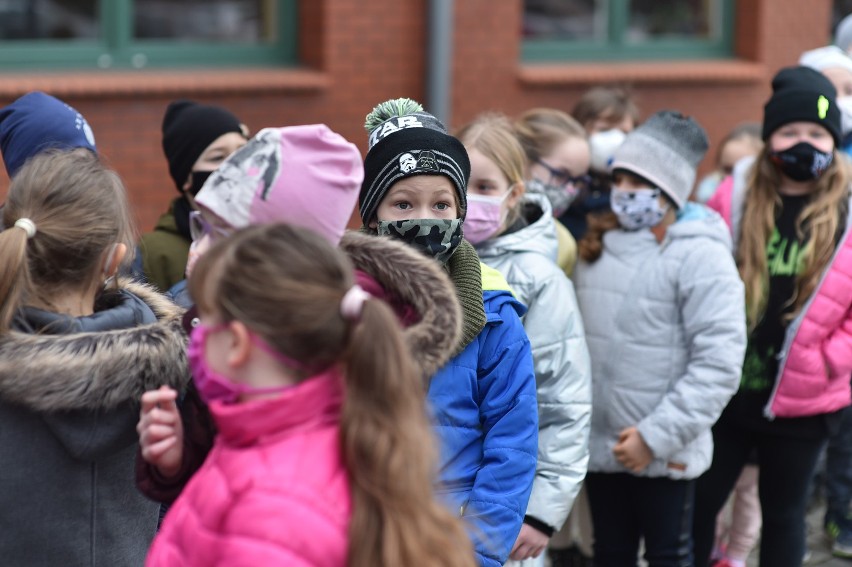 Leszno. Tysiąc książek dla biblioteki w Szkole Podstawowej numer 9. To wygrana w konkursie [ZDJĘCIA i FILM]