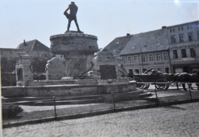 Darłowo - pomnik rybaka 1930 r.