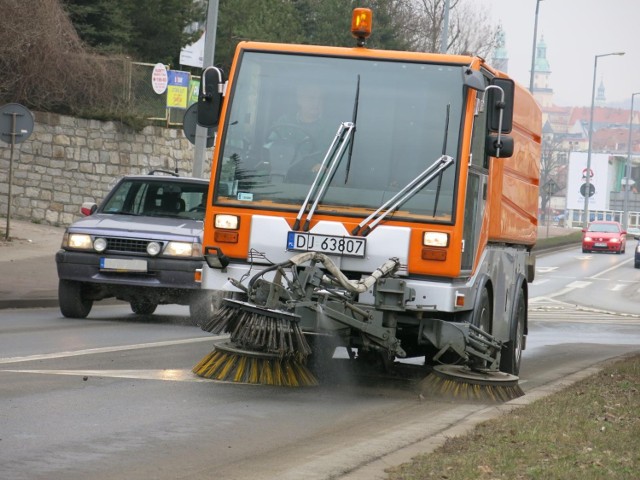MPGK w Jeleniej Górze ma trzy zamiatarki. Sprzątanie 240 km ulic w mieście ma potrwać do końca marca.