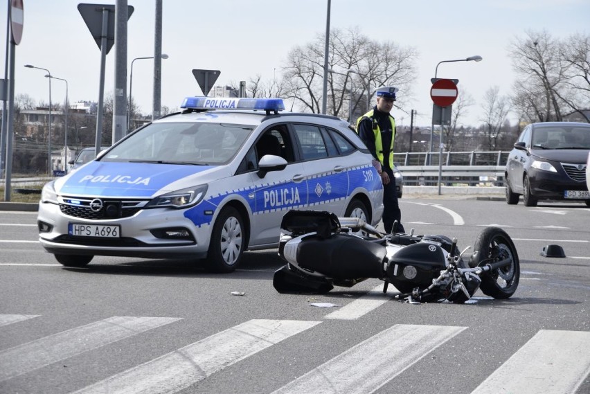 Wypadek w centrum Kielc, znów na feralnym skrzyżowaniu. Motocyklista trafił do szpitala  