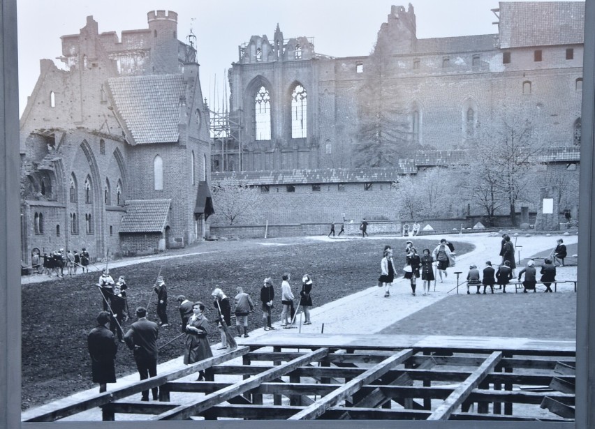 Malbork. "Kamienie milowe" w historii Muzeum Zamkowego. Zobacz wystawę o powojennej odbudowie i innych dokonaniach malborskiej instytucji