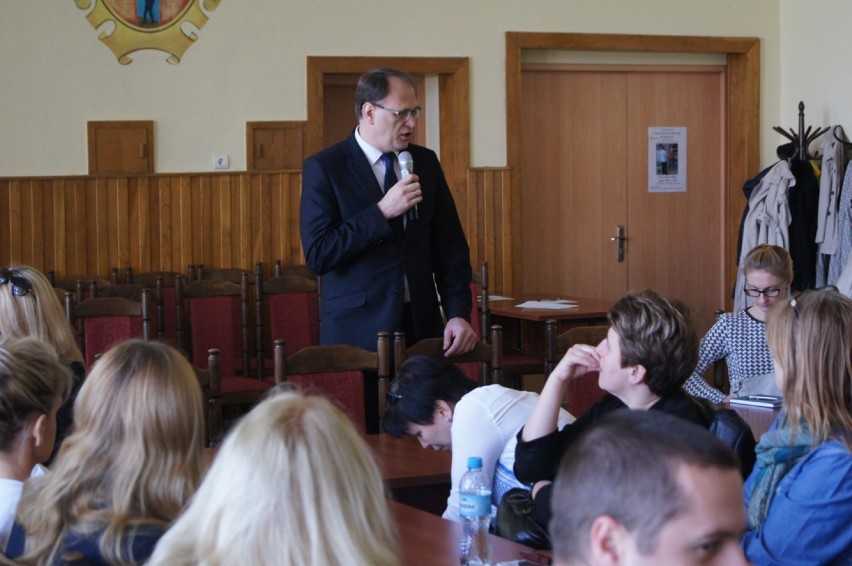 Konferencja na temat dopalaczy w urzędzie miasta w Radomsku