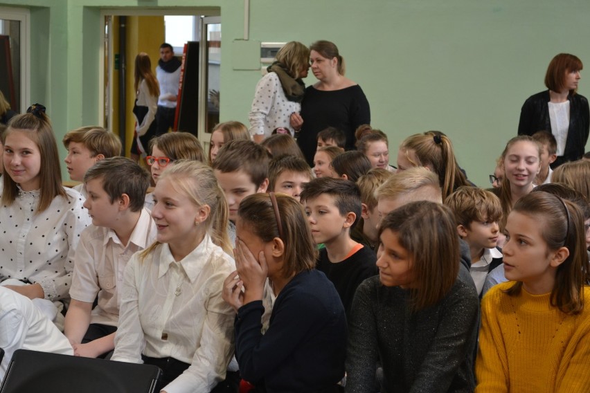 Pruszcz Gdański: Szkoła Podstawowa nr 3 świętowała 101 rocznicę odzyskania niepodległości przez Polskę [ZDJĘCIA, WIDEO]