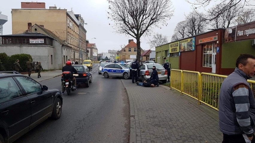 Pościg ulicami Międzyrzecza. Policjanci z bronią obezwładnili obywatela Holandii. Co tam się stało? 