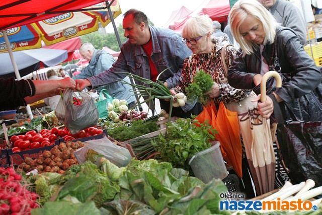 Kiedyś zakupy na targu były codziennością, dzisiaj zamiast straganu wybieramy markety