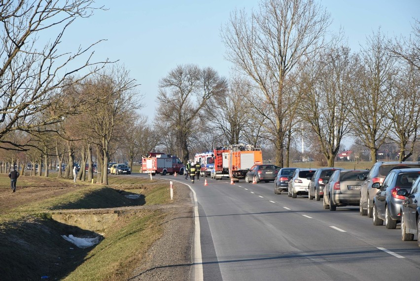 Gm. Malbork. Wypadek na DK 55 w Tragaminie. Policja wyjaśnia, dlaczego zderzyły się trzy samochody