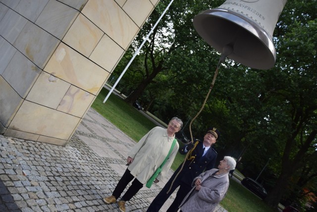 W Dzwon Pokoju uderzali nie tylko przedstawiciele władzy, ale również mieszkańcy miasta, m.in. Teresa Jankowska i Jadwiga Cichocka.