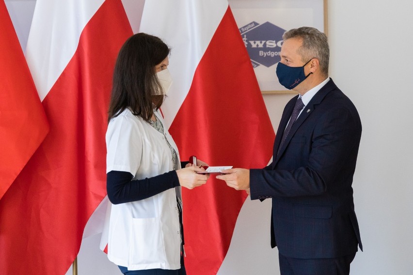 Wojewoda Mikołaj Bogdanowicz wręczył odznaki honorowe...