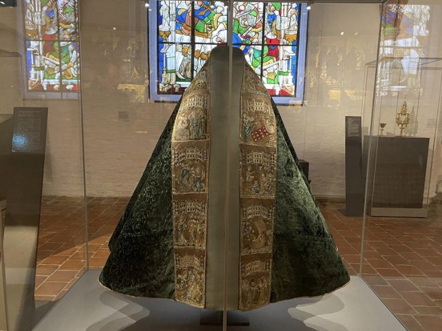 Kapeta z zielonego aksamitu z motywem granatu z gdańskiego skarbca paramentowego znajdująca się obecnie w kościele w Lubece.