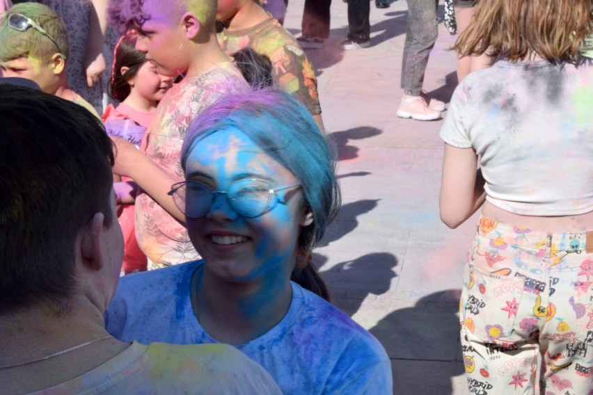 Festiwal Kolorów w Skarżysku-Kamiennej. Kolorowe proszki Holi poszły w ruch! Na Placu Staffa bawili się mali i duzi