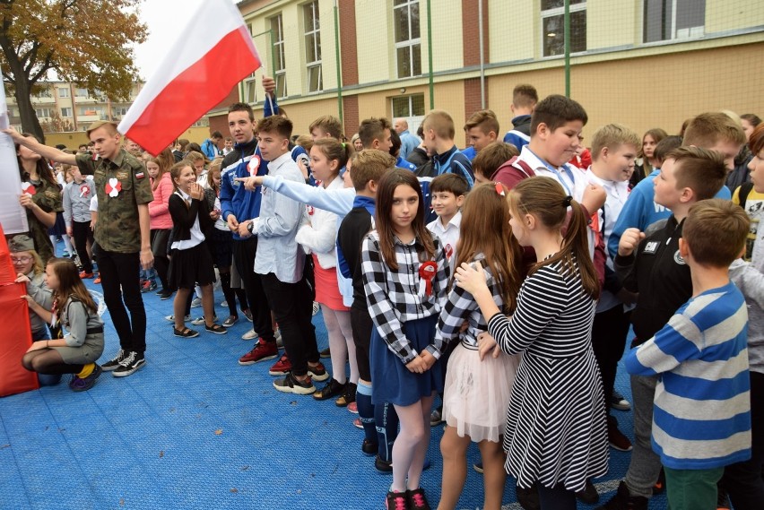 SP 3 Stargard. Na szkolnym boisku uczniowie z nauczycielami wspólnie odśpiewali hymn Polski [ZDJĘCIA, WIDEO]