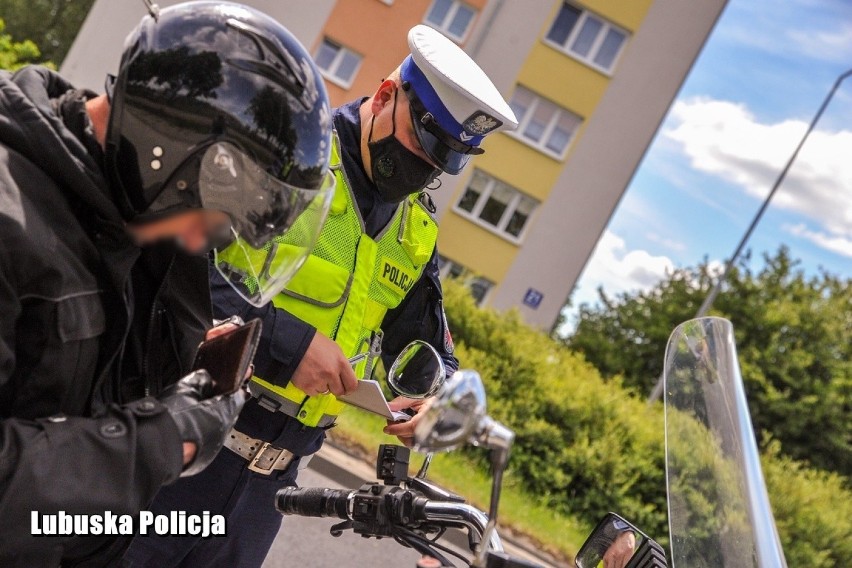 W czasie weekendu policjanci przyglądali się motocyklistom....