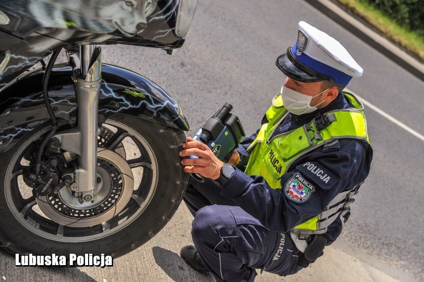 W czasie weekendu policjanci przyglądali się motocyklistom....