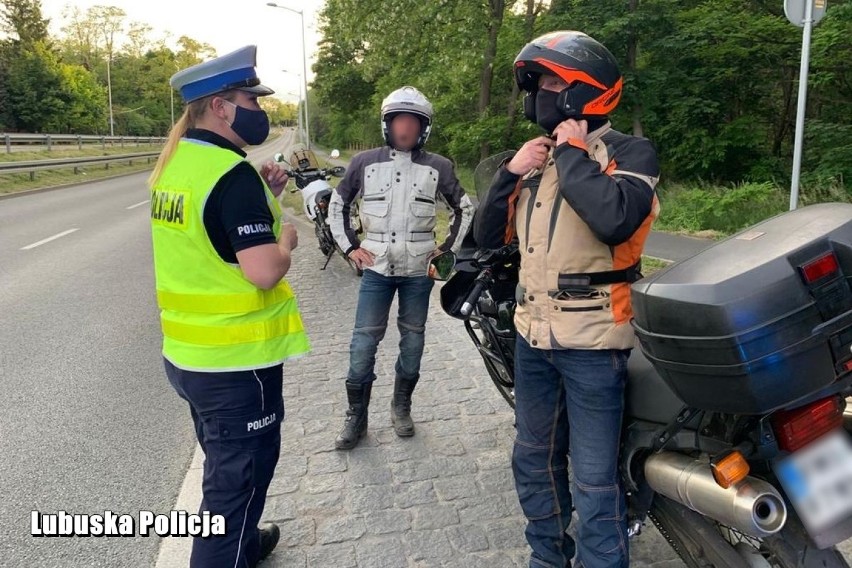 W czasie weekendu policjanci przyglądali się motocyklistom....