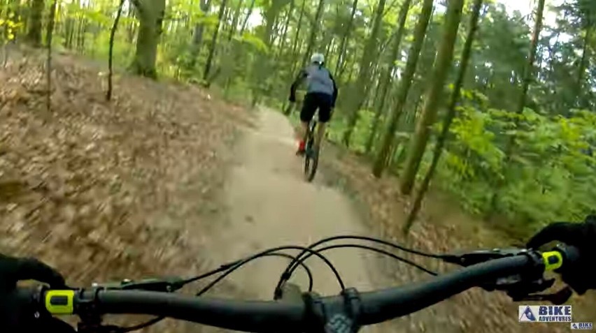 Pierwsza taka trasa rowerowa w Kielcach. Prowadzi między drzewami, po zboczu. Zobaczcie film - ekstremalny zjazd przez las