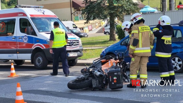 W centrum Rzepiennika motocykl zderzył się z samochodem osobowym. Pomocy medycznej wymagali kierowca jednośladu i osoba jadąca peugeotem