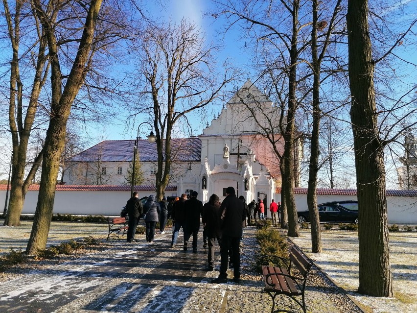 Tragedia w Unewlu. Pogrzeb matki i jej synów na cmentarzu w Smardzewicach