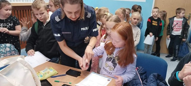 Dzieci ze Złoczewa odwiedziły sieradzkich policjantów