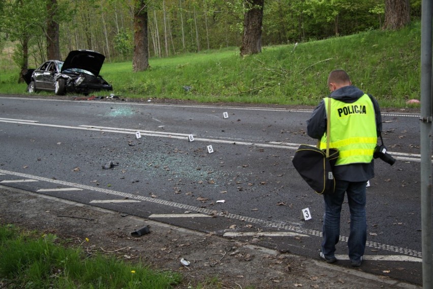 Wypadek na trasie Bytów - Kościerzyna. Jedna osoba została ciężko ranna. Trwa ustalanie przyczyn