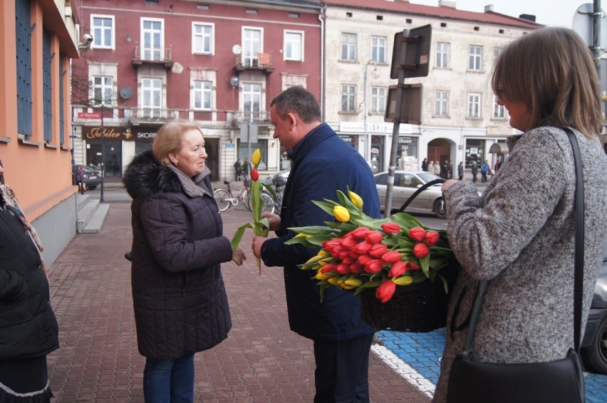 Dzień Kobiet w Radomsku. Politycy ruszyli z kwiatami dla pań