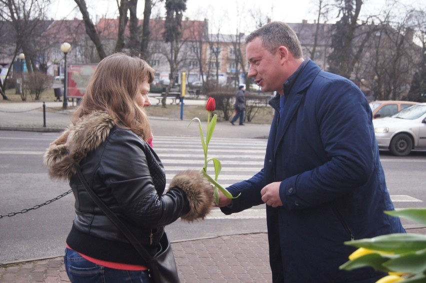 Dzień Kobiet w Radomsku. Politycy ruszyli z kwiatami dla pań
