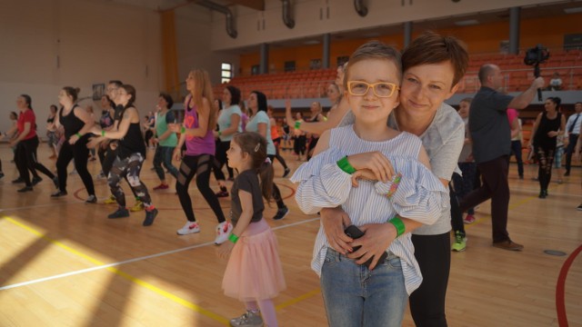 Maraton charytatywny w Mikołowie: zatańczyli zumbę dla chorej Zuzi