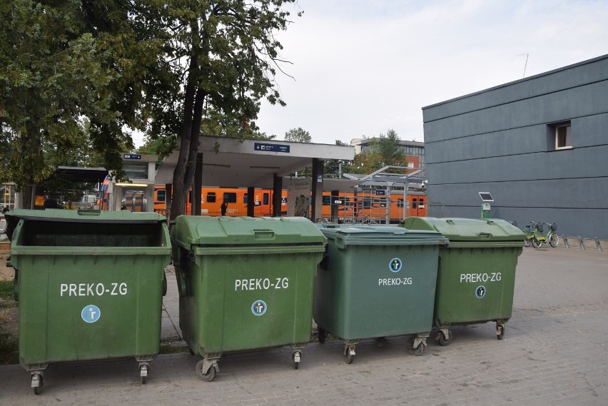 Pojemniki na śmieci przy dworcu PKP w Zielonej Górze....