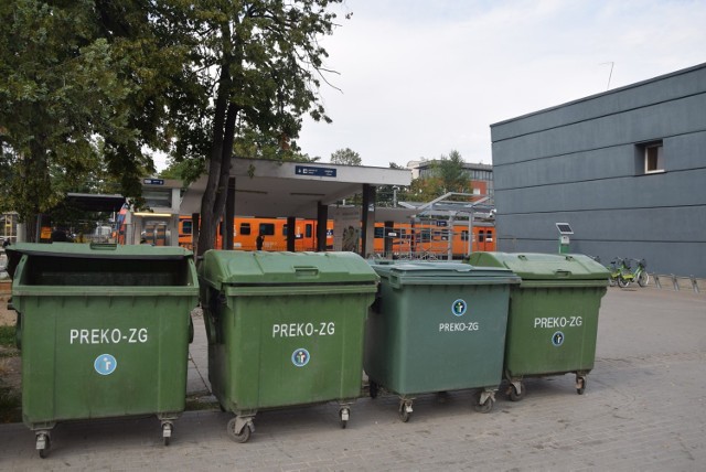 Pojemniki na śmieci przy dworcu PKP w Zielonej Górze. Najgorzej jest wtedy gdy się zapełnią. Nie tylko ze względu na smród...