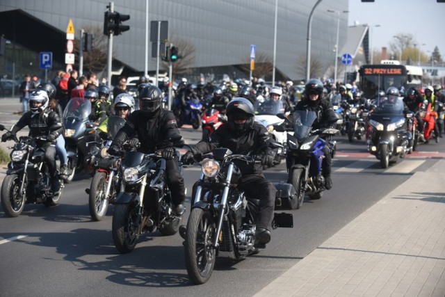 Toruńscy motocykliści już po raz 5. zebrali się, by wypędzić zimę z miasta. Impreza "Wypędzamy zimę z miasta" rozpoczęła sezon motocyklowy w naszym mieście, a jej uczestnicy dosłownie zalali Toruń. Zobaczcie zdjęcia!

Zobacz też:
Falubaz Zielona Góra - KS Toruń. Zobacz zdjęcia z meczu
Toruń: kamery online na żywo