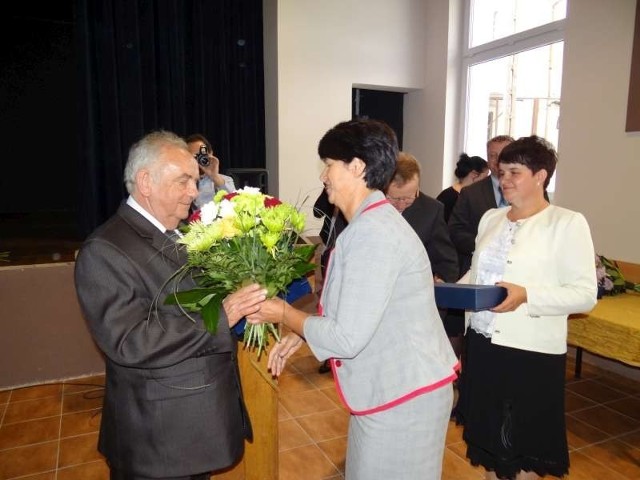 Kazimierz Balcer przyjmuje gratulacje z okazji nadania tytułu Honorowy Mieszkaniec Gminy Dobrzyca