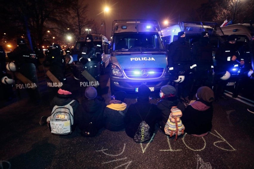 Warszawa: Młodzieżowy strajk klimatyczny [ZDJĘCIA] Policjanci znosili osoby, które podjęły się blokowania jezdni