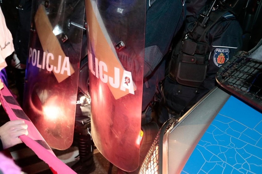 Warszawa: Młodzieżowy strajk klimatyczny [ZDJĘCIA] Policjanci znosili osoby, które podjęły się blokowania jezdni